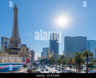 Las Vegas Strip. Vista su Las Vegas Boulevard guardando verso l'hotel e casinò di Paris Las Vegas, Las Vegas, Nevada, USA Foto Stock