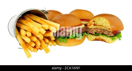 Gruppo di cursori cheeseburger in panini brioche e un secchio in miniatura di patatine fritte a punta su sfondo bianco Foto Stock