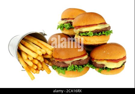 Gruppo di cursori cheeseburger in panini brioche e un secchio in miniatura di patatine fritte a punta su sfondo bianco Foto Stock