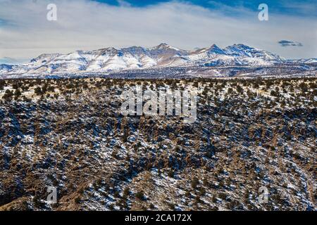 Pianure del New Mexico e montagne innevate nel mese di febbraio Foto Stock