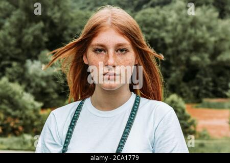 Primo piano ritratto di giovane ragazza zenzero brulicante teen Foto Stock