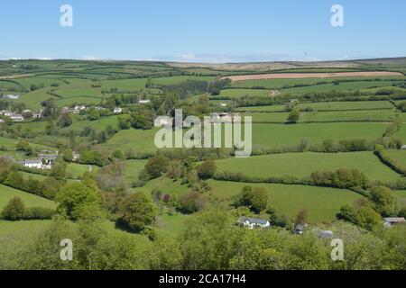 Vista di Exford su Exmoor dalla cima di Road Hill che si affaccia sul fiume exe nella valle sottostante. Somerset.UK Foto Stock