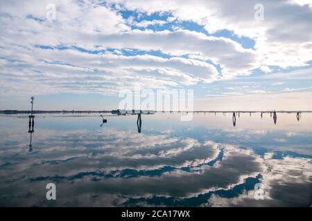 Un tipico paesaggio lagunare dall'Isola di Burano, Venezia, Italia. Foto Stock