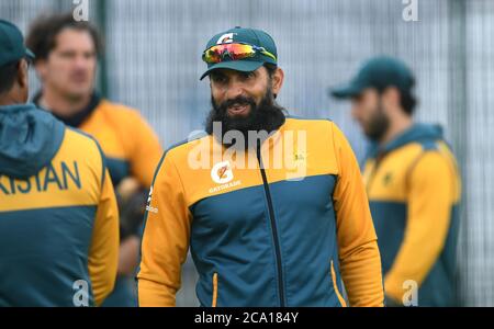 Pakistan Head Coach Misbah-ul-Haq guarda su durante una sessione di reti a Old Trafford, Manchester. Foto Stock