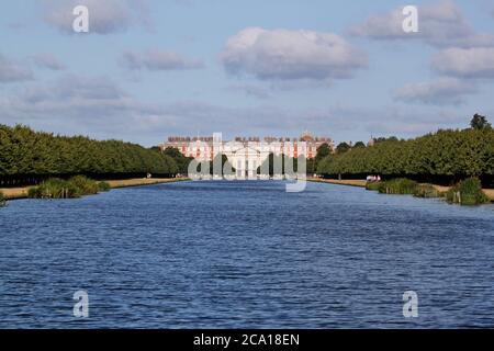 Hampton Court Palace (fronte Est) da Long Water, Home Park, Hampton Court, East Molesey, Surrey, Inghilterra, Gran Bretagna, Regno Unito, Regno Unito, Europa Foto Stock