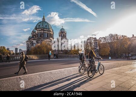 Persone che camminano nel Friedrichsbrücke (ponte di Friedrichs) Sul fiume Sprea e la Cattedrale di Berlino (Berliner Dom) Sullo sfondo a Berlino Foto Stock