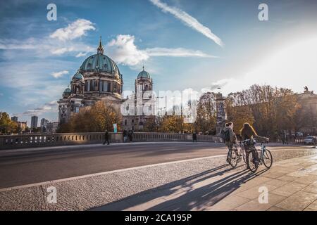 Persone che camminano nel Friedrichsbrücke (ponte di Friedrichs) Sul fiume Sprea e la Cattedrale di Berlino (Berliner Dom) Sullo sfondo a Berlino Foto Stock
