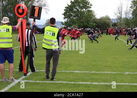 Zug / Svizzera - Maggio 19 2019: Gioco di calcio americano tra Midland Bouncers da Zug e Invaders Langenthal, sul parco giochi a Riedmattweg, Zug Foto Stock