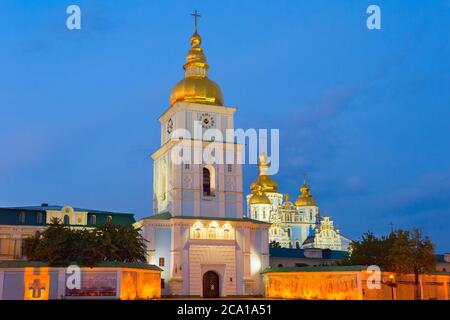 Il Monastero della cupola d'oro di San Michele è un monastero funzionante a Kiev, la capitale dell'Ucraina Foto Stock