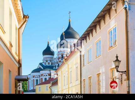 Città vecchia strada che conduce alla cattedrale di Alexander Nevsky. Tallinn, Estonia Foto Stock