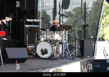 Zug / Svizzera - Agosto 01 2016: Batterista nel male di Bibi Vapan giocando alla Giornata Nazionale Svizzera (evento su terreno pubblico senza ingresso gratuito, no Foto Stock