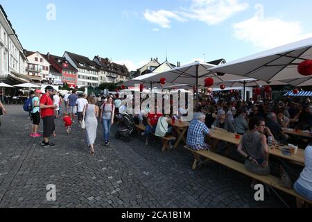 Zug / Svizzera - 01 2016 agosto: Festa nazionale svizzera (1 agosto) nel centro storico di Zug, situato sul lago Foto Stock