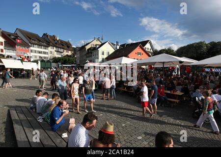 Zug / Svizzera - 01 2016 agosto: Festa nazionale svizzera (1 agosto) nel centro storico di Zug, situato sul lago Foto Stock