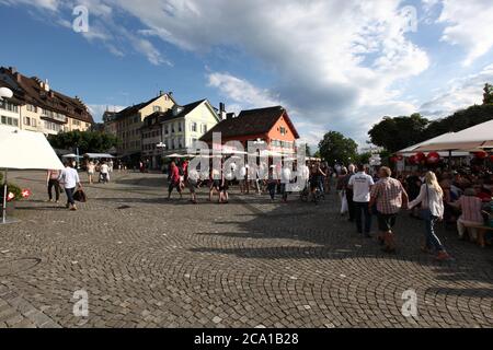 Zug / Svizzera - 01 2016 agosto: Festa nazionale svizzera (1 agosto) nel centro storico di Zug, situato sul lago Foto Stock