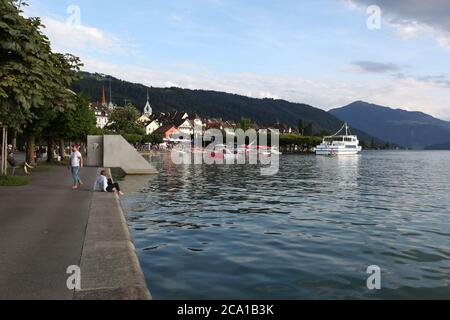 Zug / Svizzera - Agosto 01 2016: Vista sul lago nella città di Zug (Svizzera centrale) in un bel giorno d'autunno Foto Stock