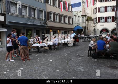 Zug / Svizzera - 01 2016 agosto: Festa nazionale svizzera (1 agosto) nel centro storico di Zug, situato sul lago Foto Stock