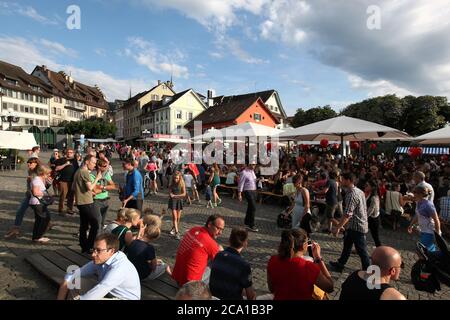 Zug / Svizzera - 01 2016 agosto: Festa nazionale svizzera (1 agosto) nel centro storico di Zug, situato sul lago Foto Stock