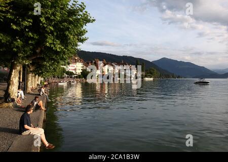 Zug / Svizzera - Agosto 01 2016: Vista sul lago nella città di Zug (Svizzera centrale) in un bel giorno d'autunno Foto Stock