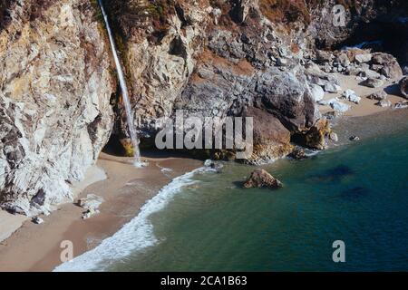 McWay cade in Big Sur Foto Stock