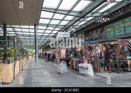 I commercianti di mercato che istituiscono le loro bancarelle nel mercato di Spitalfields, Londra, Inghilterra, Regno Unito Foto Stock
