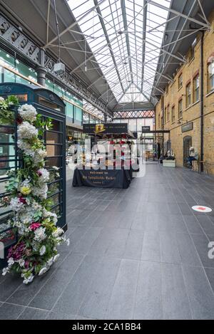 I venditori di Hat si trovano nel mercato di Spitalfields, Londra, Inghilterra, Regno Unito Foto Stock