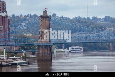 Storico ponte sospeso John Roebling a Cincinnati, Ohio Foto Stock