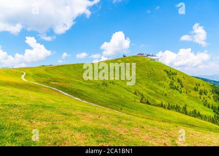 Schmittenhohe - montagna sopra il Lago Zell con splendida vista panoramica. Escursioni alpine estive. Austria. Foto Stock