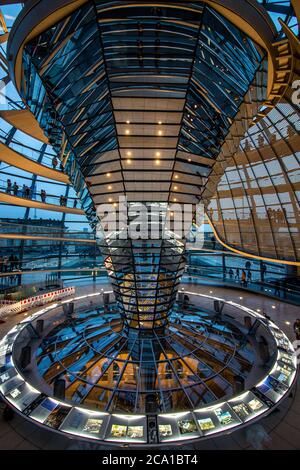 Vista interna della cupola sulla parte superiore dell'edificio Reichstag di Berlino, Germania. Foto Stock