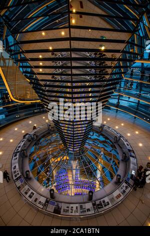 Vista interna della cupola sulla parte superiore dell'edificio Reichstag di Berlino, Germania. Foto Stock