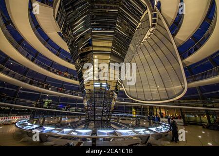 Vista interna della cupola sulla parte superiore dell'edificio Reichstag di Berlino, Germania. Foto Stock