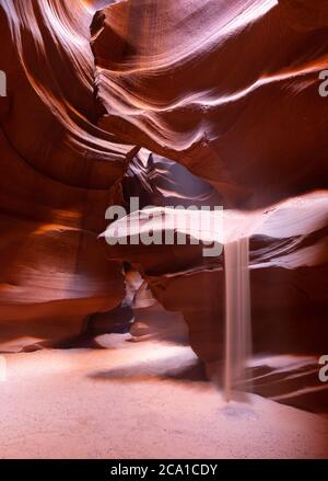 Paesaggio con sabbia sfocata che cade nell'Upper Antelope Canyon, un canyon slot in Arizona Foto Stock