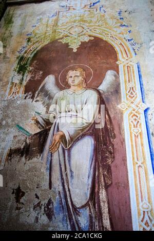 Baskaki, Russia - 27 luglio 2020, il villaggio di Baskaki. Abbandonata chiesa ortodossa dell'Assunzione. Regione di Tver, distretto di Vesyegonsky. Resti di fre Foto Stock