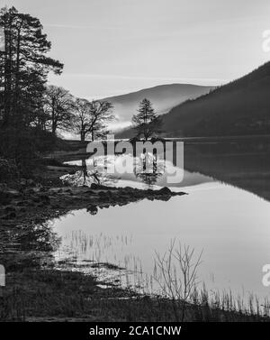 Loch Doine, luce del mattino, all'interno del Loch Lomond e del Parco Nazionale di Trossachs Foto Stock