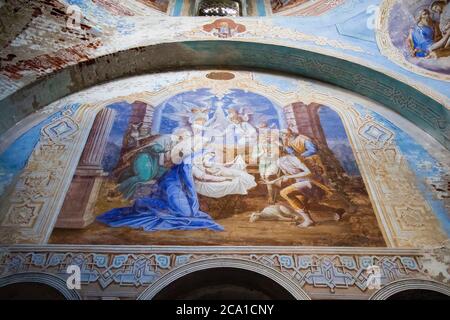 Baskaki, Russia - 27 luglio 2020, il villaggio di Baskaki. Abbandonata chiesa ortodossa dell'Assunzione. Regione di Tver, distretto di Vesyegonsky. Resti di fre Foto Stock
