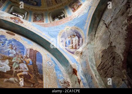 Baskaki, Russia - 27 luglio 2020, il villaggio di Baskaki. Abbandonata chiesa ortodossa dell'Assunzione. Regione di Tver, distretto di Vesyegonsky. Resti di fre Foto Stock
