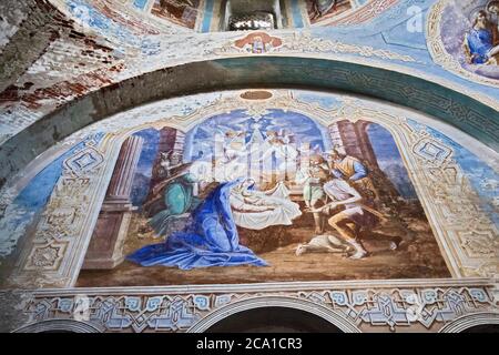 Baskaki, Russia - 27 luglio 2020, il villaggio di Baskaki. Abbandonata chiesa ortodossa dell'Assunzione. Regione di Tver, distretto di Vesyegonsky. Resti di fre Foto Stock