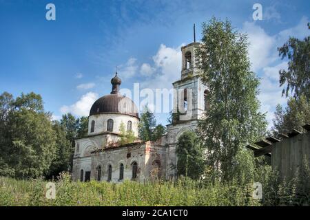Baskaki, Russia - 27 luglio 2020, il villaggio di Baskaki. Abbandonata chiesa ortodossa dell'Assunzione. Regione di Tver, distretto di Vesyegonsky. Resti di fre Foto Stock