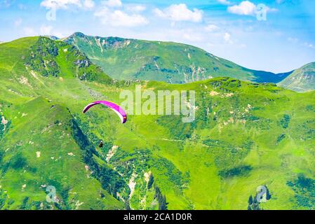Volo in parapendio. Parapendio in alta montagna. Sport di avventura agonistico e ricreativo. Foto Stock