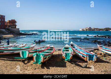 Barche da pesca a Ngor Dakar, Senegal, chiamato piroga o piragua o piraga. Barche colorate usate dai pescatori che si trovano nella baia di Ngor in una giornata di sole Foto Stock