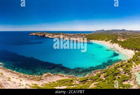 Cala Agulla con spiaggia di sabbia incredibile Spagna, Isole Baleari, Maiorca, Cala Rajada Foto Stock