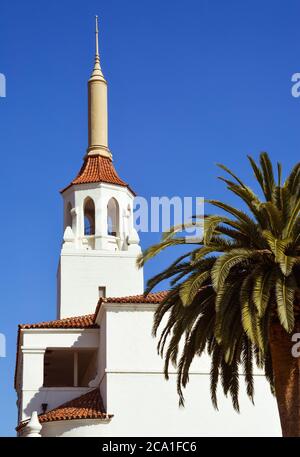 Primo piano del tetto in piastrelle rosse spagnole con la cupola e la guglia in architettura coloniale spagnola riviale in cima allo storico Arlington Theatre di Santa B. Foto Stock