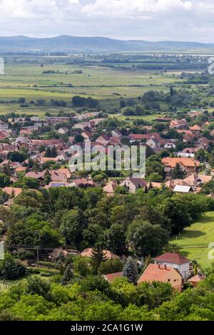 Vista del villaggio Tarcal dalla statua di Cristo Benedizione in Ungheria. Foto Stock