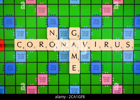 Primo piano di scrabble piastrelle di gioco ortografia messaggio CORONAVIRUS NESSUN GIOCO. La pandemia globale non è un gioco: È vita o morte. Foto Stock