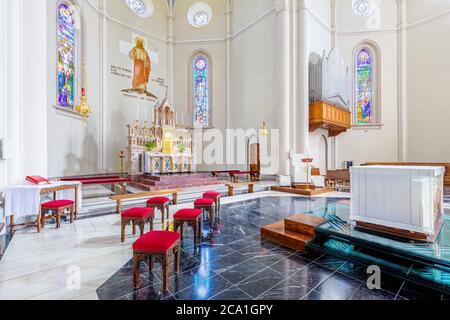 Gli interni di Divin Maestro - una chiesa parrocchiale cattolica romana situata nella piccola città di Alba in Piemonte, Italia settentrionale. Foto Stock