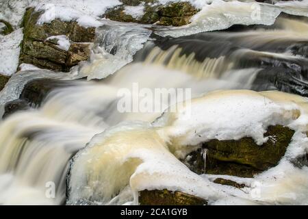 Little High Falls su Pott's Creek in inverno, Bracebridge, Ontario, Canada Foto Stock