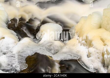 Little High Falls su Pott's Creek in inverno, Bracebridge, Ontario, Canada Foto Stock