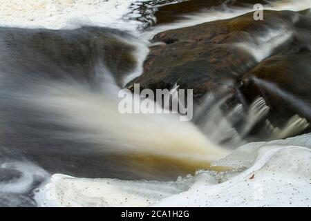 Little High Falls su Pott's Creek in inverno, Bracebridge, Ontario, Canada Foto Stock