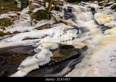 Little High Falls su Pott's Creek in inverno, Bracebridge, Ontario, Canada Foto Stock