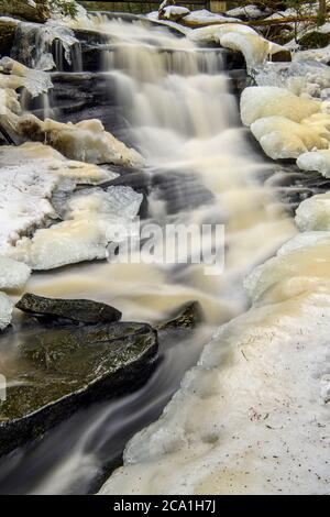 Little High Falls su Pott's Creek in inverno, Bracebridge, Ontario, Canada Foto Stock