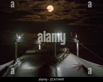 Sheerness, Kent, Regno Unito. 3 agosto 2020. UK Weather: La luna piena di Sturgeon visto salire sopra la cima grande del Circus Santus in Sheerness, Kent questa sera. Credit: James Bell/Alamy Live News Foto Stock